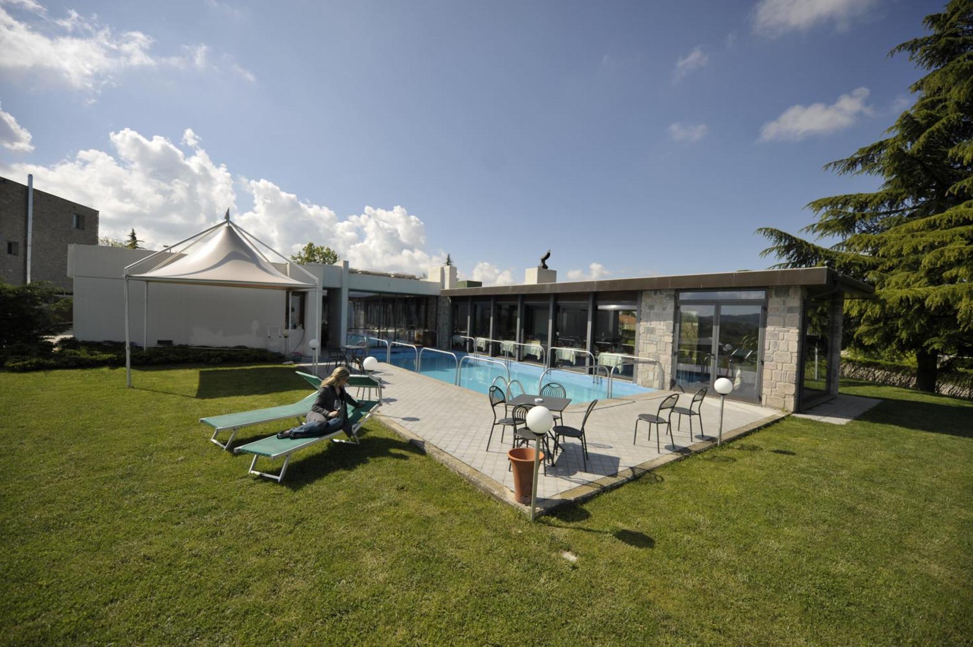 Ca' Del Lupo Hotel Montelupo Albese Exterior foto